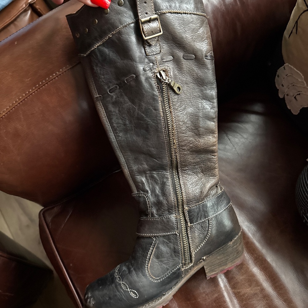 Boots - Picture 2 of 5